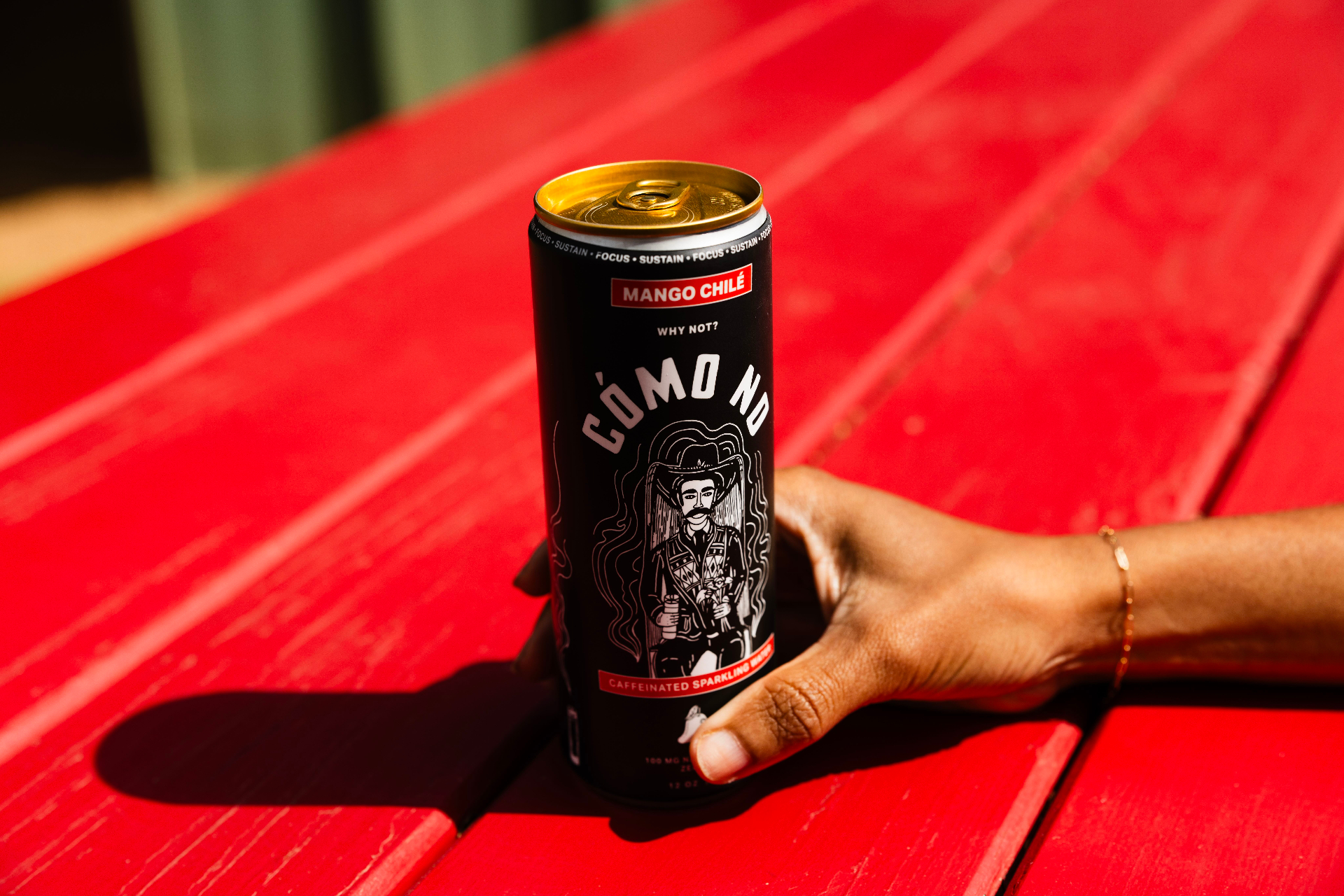 Cómo No Mango Chilé can on red picnic table